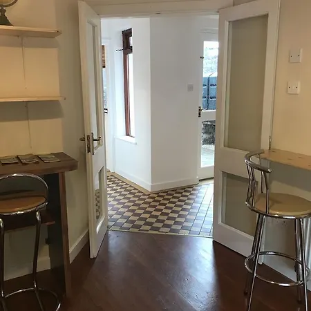 Pensjonat Crescent Close 3*